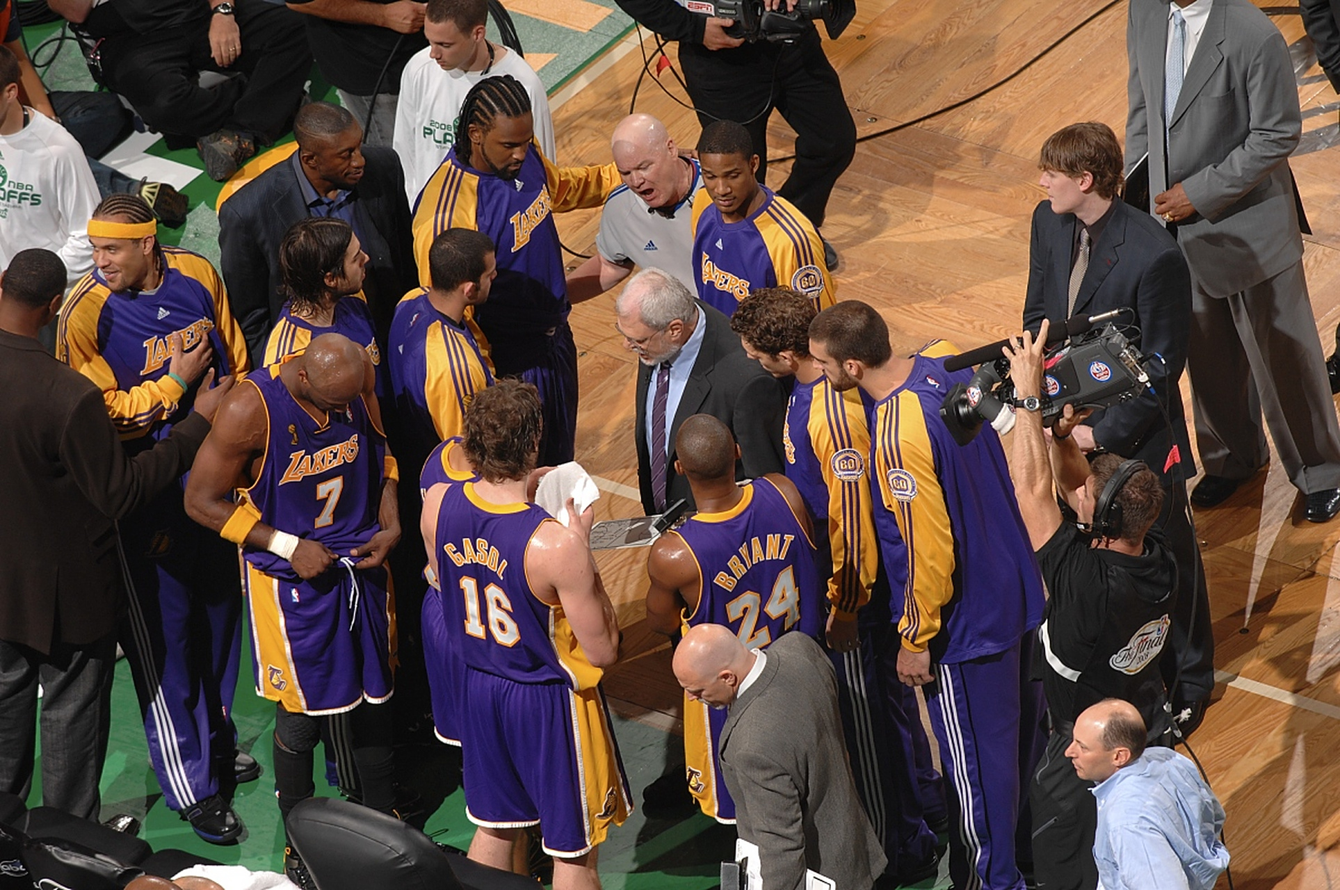 NBA季后赛激战，球队展现出色实力
