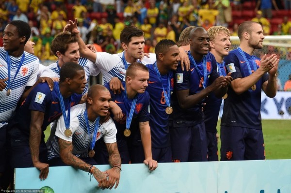 包含加拿大强势巴西，罗本统治全场的词条