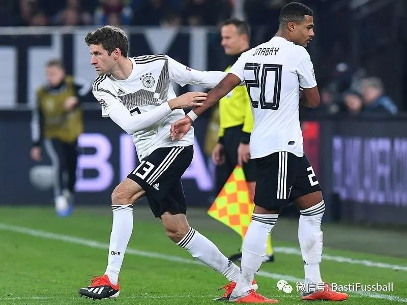 泰国队横扫德国队，黄鸭组合统治全场