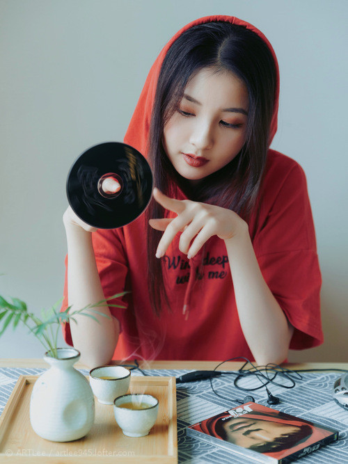 米切尔闪电突袭撕裂防线,勇士团队铁壁全面压制太阳